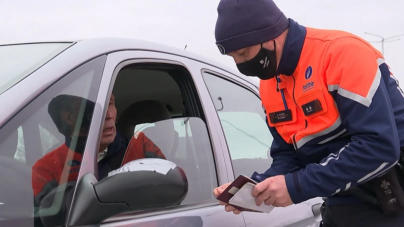 Wegpolitie controleert buitenlandse voertuigen aan grens