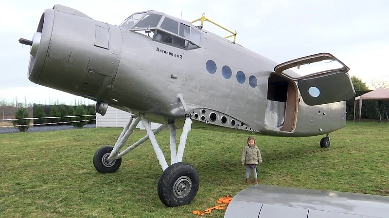 Man uit Eigenbilzen laat Antonov-vliegtuig in tuin plaatsen om B&B van te maken
