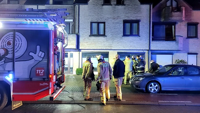 Twee agenten en vier bewoners lopen rookintoxicatie op bij brand in Peer