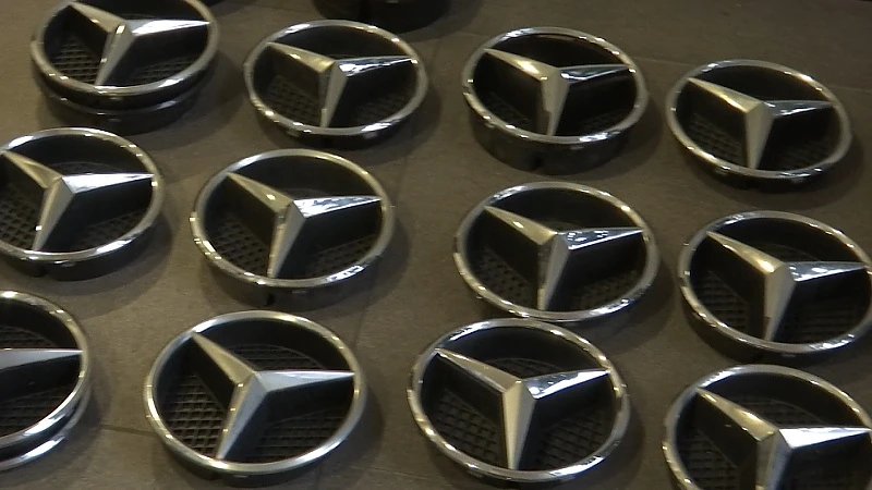 Politie Beringen zoekt eigenaars van gestolen Mercedes logo's