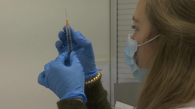 Gouverneur Lantmeeters waarschuwt: "Denk dat de vaccinatie nog de hele zomer zal duren"