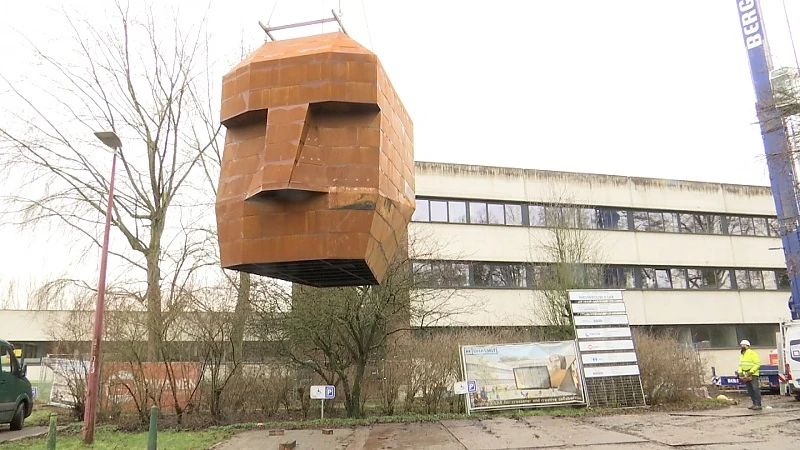 Monumentaal kunstwerk siert ingang Universiteit Hasselt