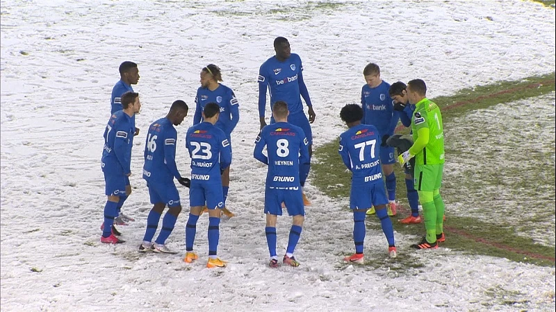 Racing Genk glijdt uit in Moeskroen maar dient klacht in tegen sneeuwterrein