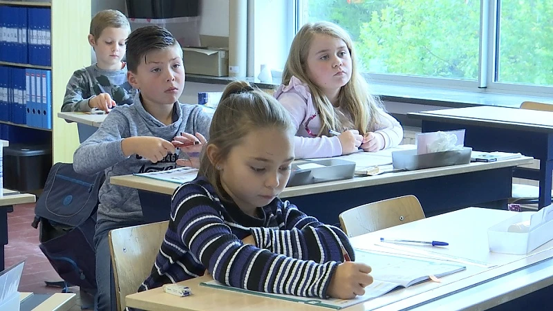 Onderwijsvakbond wil strengere maatregelen. "Kwestie van tijd voordat Britse coronavariant opduikt in Limburgse scholen"