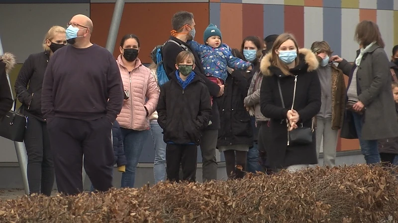 Lange wachtrijen aan testcentrum in Trudosporthal in Sint-Truiden