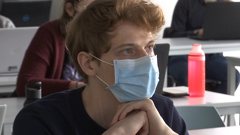 We worden allemaal ouder en dus is de zorgvraag groter, maar ook het zorgpersoneel wordt ouder