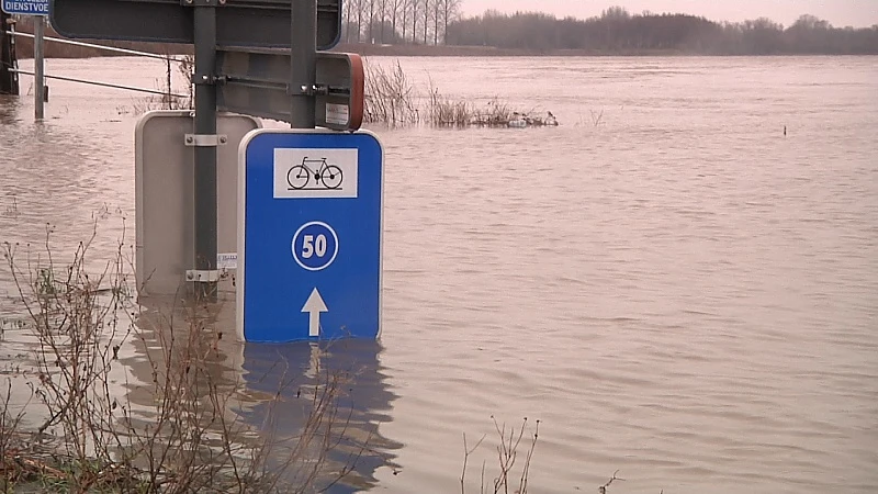 De Maas flirt met het alarmpeil