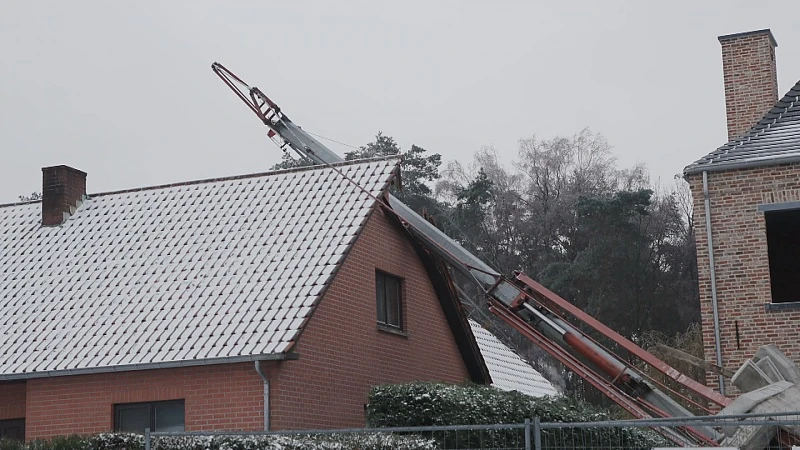 Bouwkraan valt op huis in As