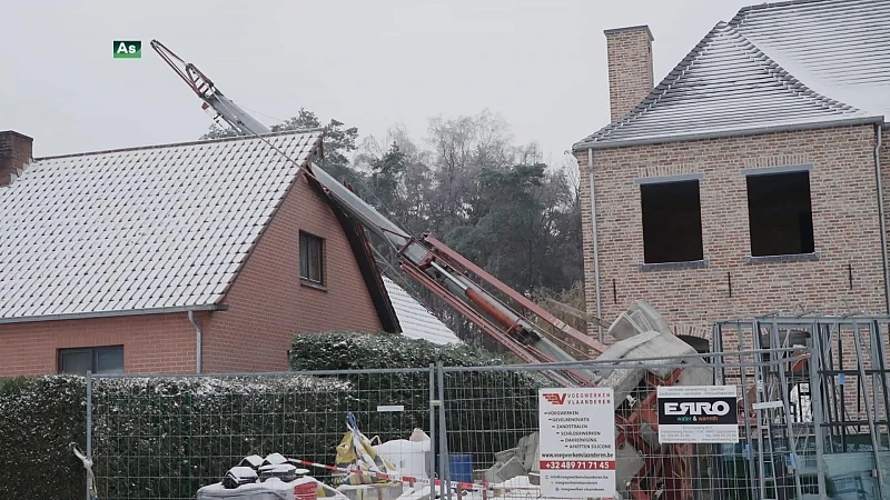 Bouwkraan valt op woning in As
