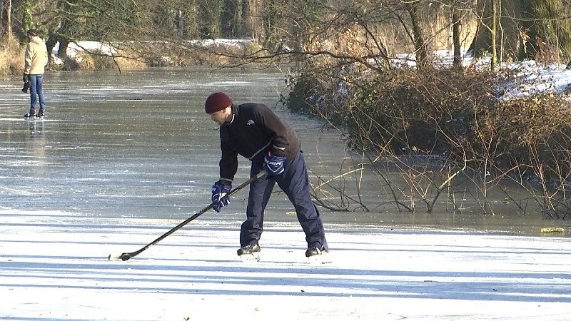 IJs niet dik genoeg om te mogen schaatsen in Limburg maar daar laten sommige schaatsers zich niet door tegenhouden