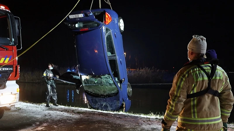 Automobilist slipt en belandt in kanaal bij min 10 graden