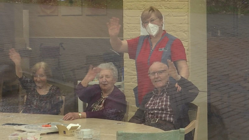 Woonzorgcentra versoepelen bezoekregeling nu meeste bewoners gevaccineerd zijn