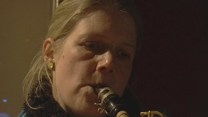 Muzikante treedt al voor de 100e keer op voor de zorg