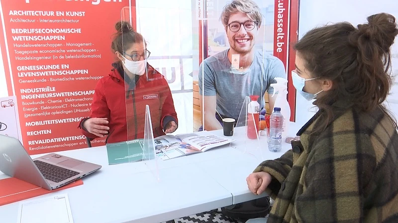 Rondtrekkende mobilhome moet leerlingen helpen bij hun studiekeuze