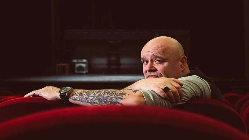 Fotograaf portretteert acteurs in lege theaterzalen