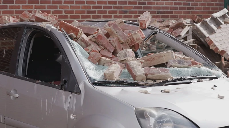 Muur waait op auto in Maasmechelen