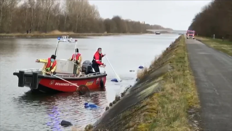 Politie haalt 50 zakken drugsafval uit kanaal in Ham