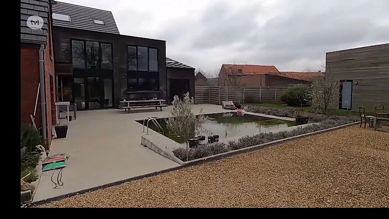 Een gerenoveerde villa uit de jaren 50 met zwembad en paardenweide