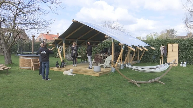 Hasseltse starter plaatst safaritenten voor vakantie in eigen tuin
