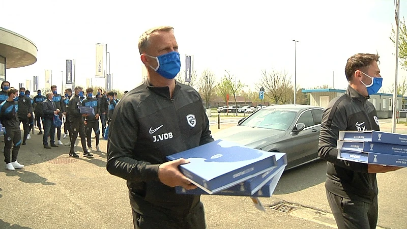 Spelers Genk brengen barbecue-boxen naar fans voor thuisfeest tijdens bekerfinale