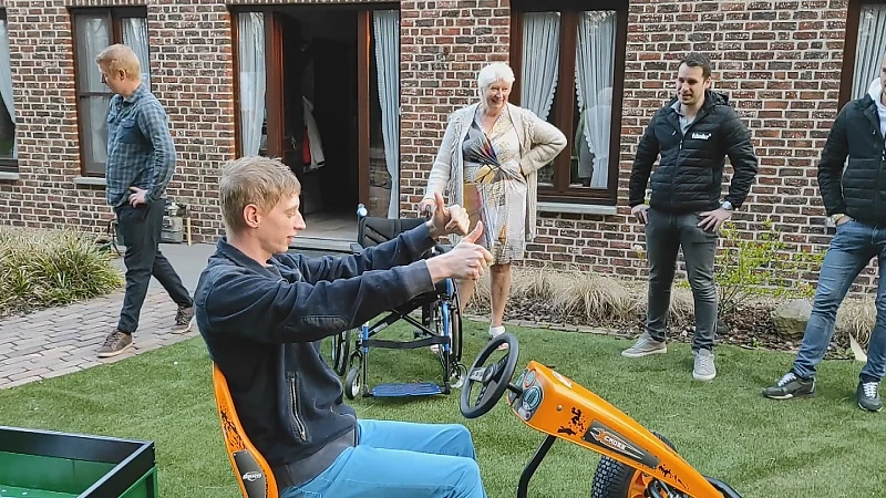 Nieuwe go-cart moet in elkaar geslagen Kevin helpen om trauma te verwerken