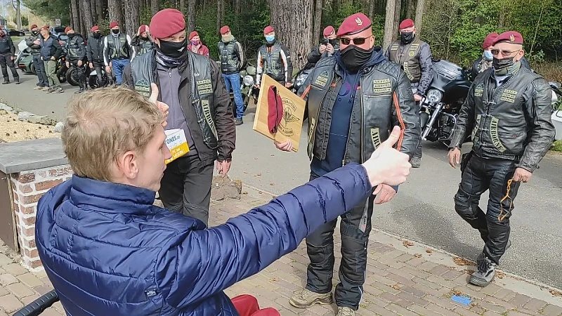 Paracommando’s brengen militair saluut voor Kevin