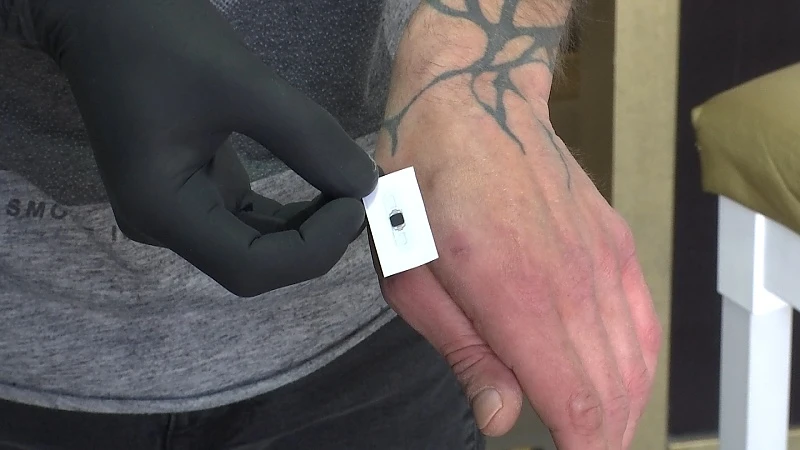 Peltse biohacker implanteert onderhuidse microchips om elektronica te bedienen