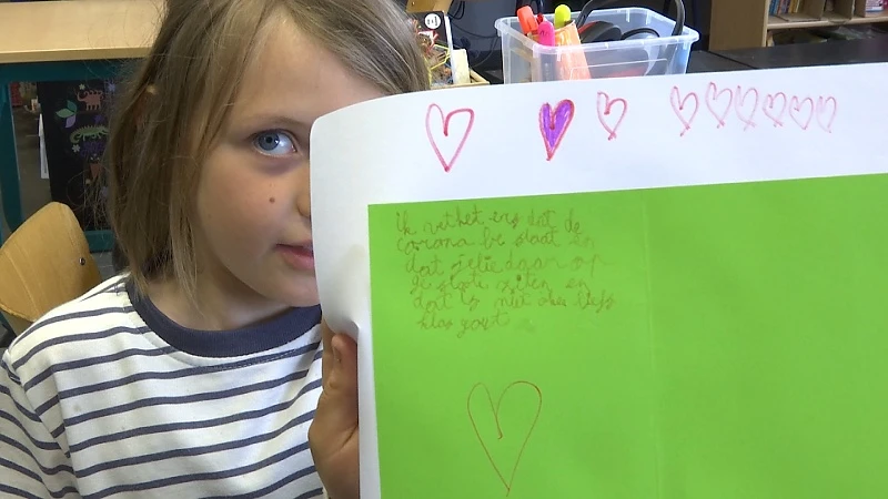 Kinderen basisschool De Step in Beringen maken wenskaarten voor actie 'Heel het land'