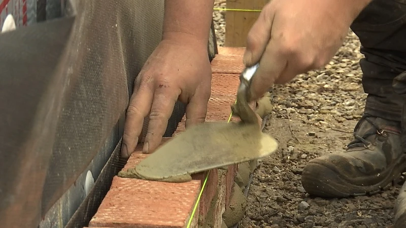 Alsmaar minder mensen helpen zelf tijdens bouw van woning