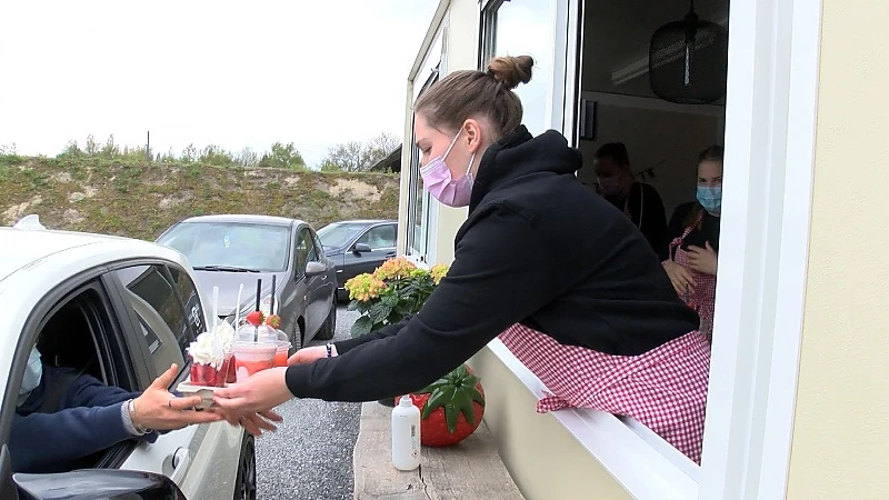 Tot drie uur aanschuiven voor de aardbeiensnacks van Gina in Lommel