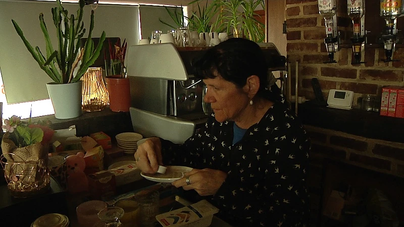 77-jarige cafébazin Mia Pex kijkt reikhalzend uit naar heropening van haar café De Schruut