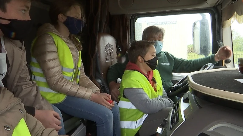 Mobiliteitsminister Lydia Peeters wil dat scholen de dodehoek opnemen in lessenpakket
