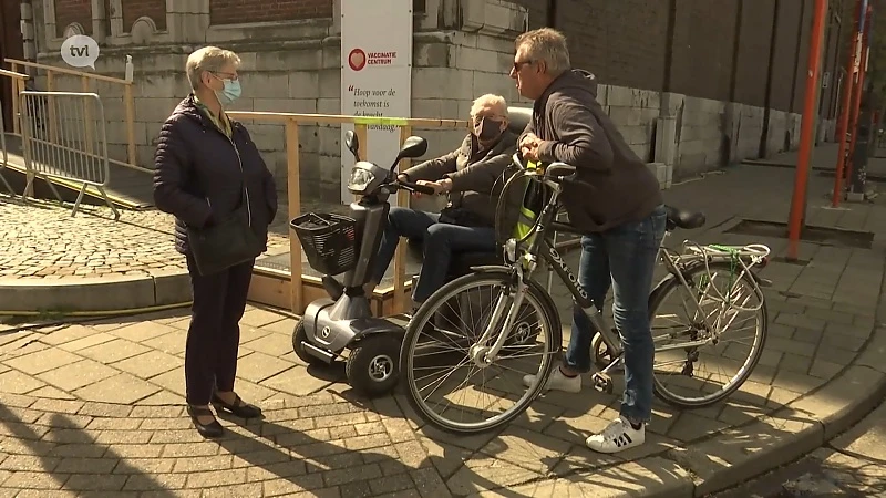 Truienaren verdeeld over voortijdige vaccinatie van hun burgemeester