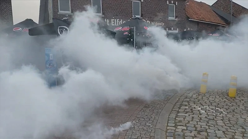 Witte rook van hoop in Zepperen