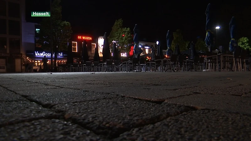 Grote politiemacht leidt sluiting van terrassen op Dusartplein in goede banen