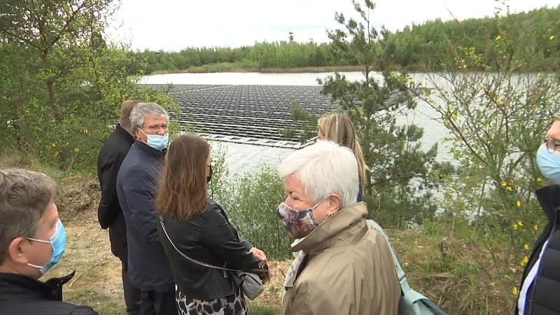 Zonnepanelen op het water voorzien het Terhills Resort van groene stroom