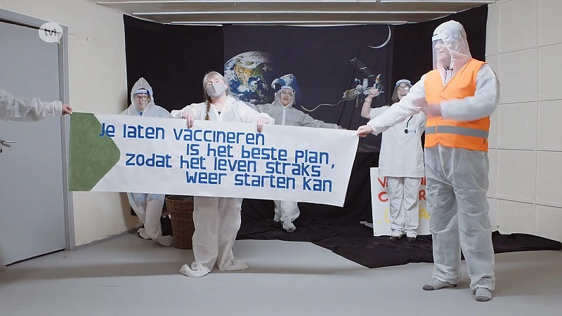 Genkse toneelgroep promoot vaccinatiecampagne op ludieke wijze