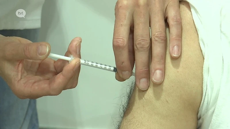 Wouter Beke: "Ook 16- en 17-jarigen vaccineren tegen 11 juli"