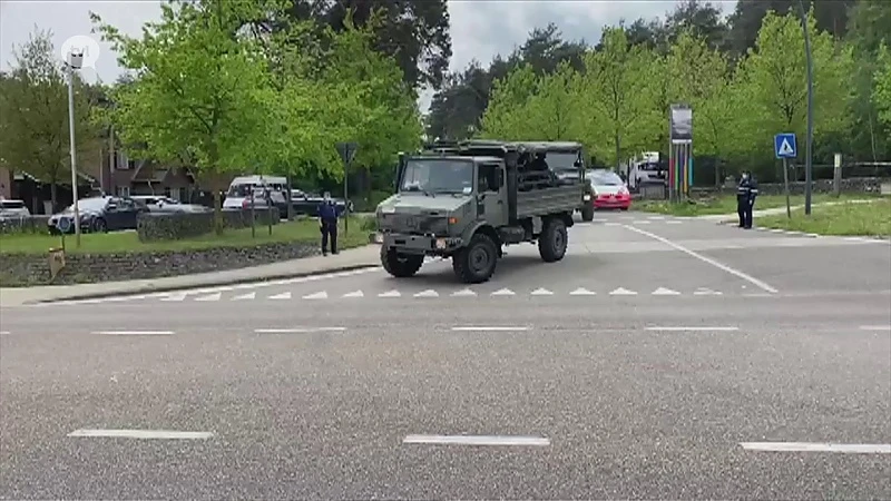 Konvooi legervoertuigen onderweg om bos uit te kammen