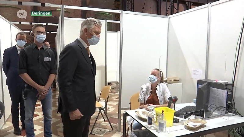 Koning Filip bezoekt vaccinatiecentrum in Beringen en roept Limburgers op om zich te laten vaccineren