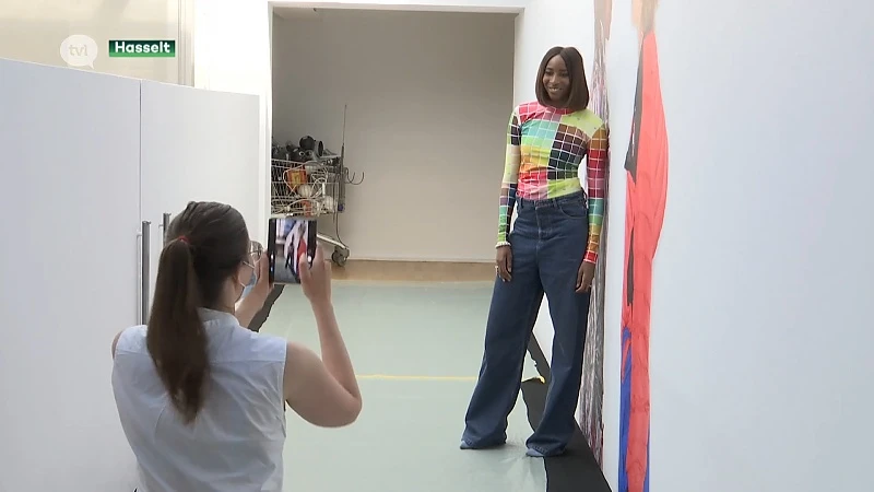 Gastcuratoren Elodie Ouédraogo en Olivia Borlée stellen nieuwe expo Modemuseum voor