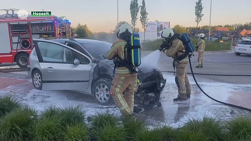 Auto brandt uit in Hoeselt