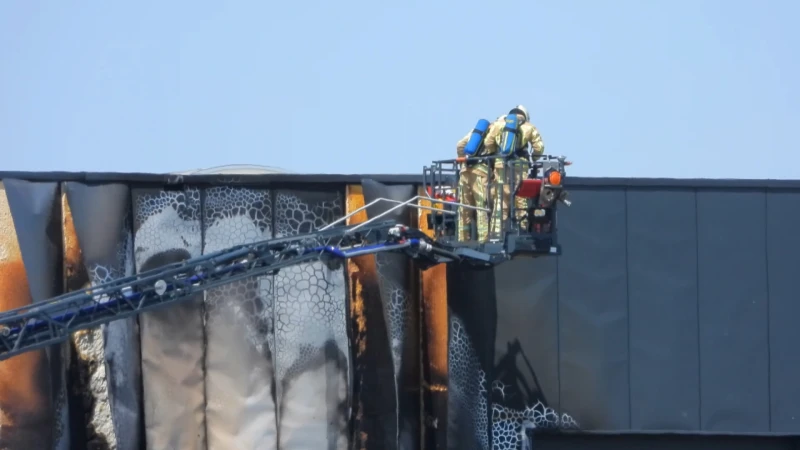 Bedrijfsbrand in Dilsen-Stokkem zorgt voor enorme rookontwikkeling