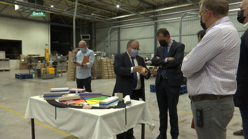 Vlaams minister Beke ziet hoe mondmaskers gemaakt worden bij Illochroma in Genk