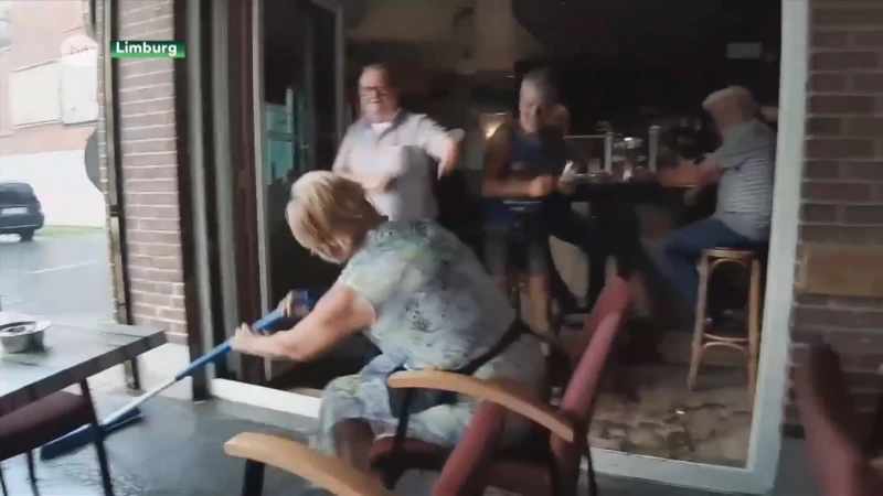 Cafégasten in Terkoest nemen wateroverlast er met de glimlach bij