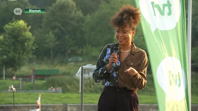 TVL Vertellingen: Soe Nsuki brengt publiek aan het lachen in Riemst