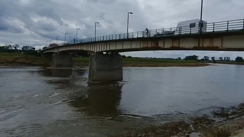 Brugpijlers Maasbrug worden gecontroleerd