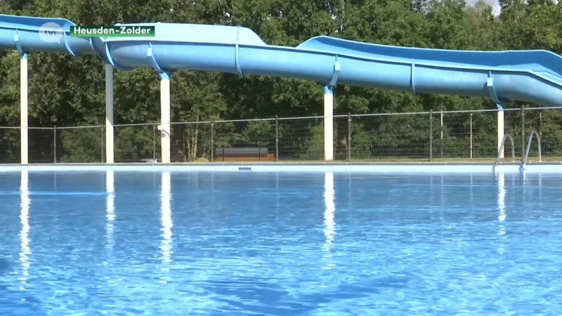 Zomer valt in het water voor openlucht zwembaden