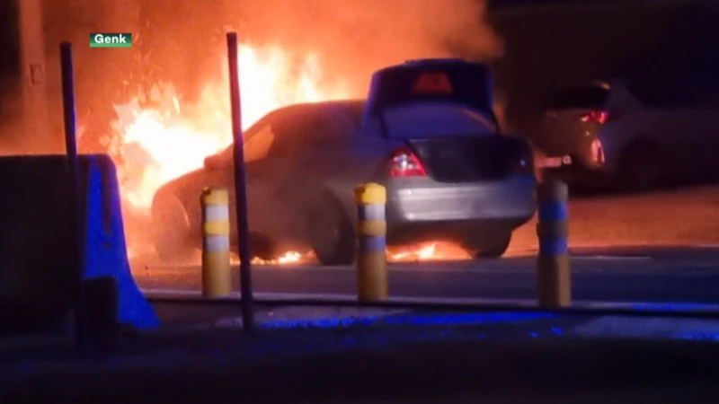 Wagen schiet plots in brand in Genk