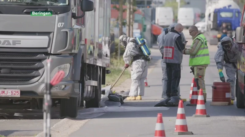 Industrieweg in Beringen afgesloten door lek in vrachtwagen met chemische stoffen